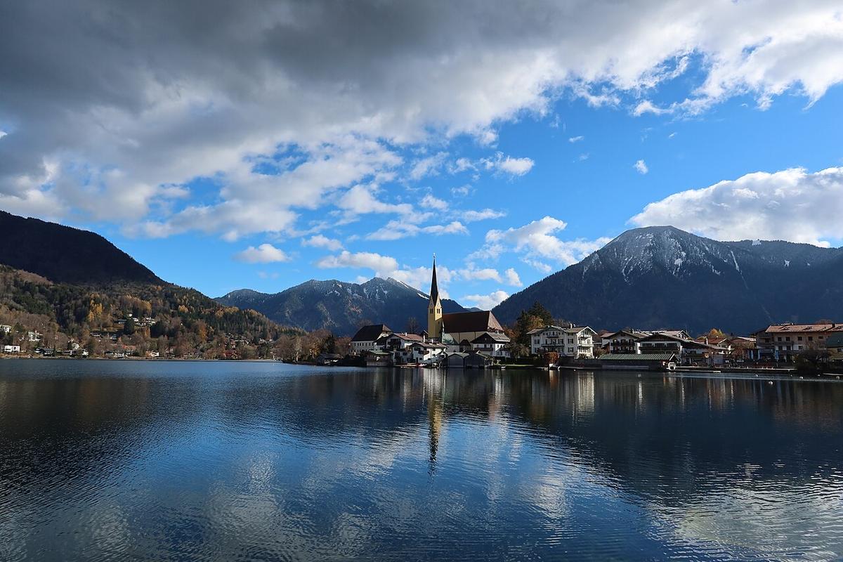 Tegernsee mit Rottach-Egern und St. Laurentius